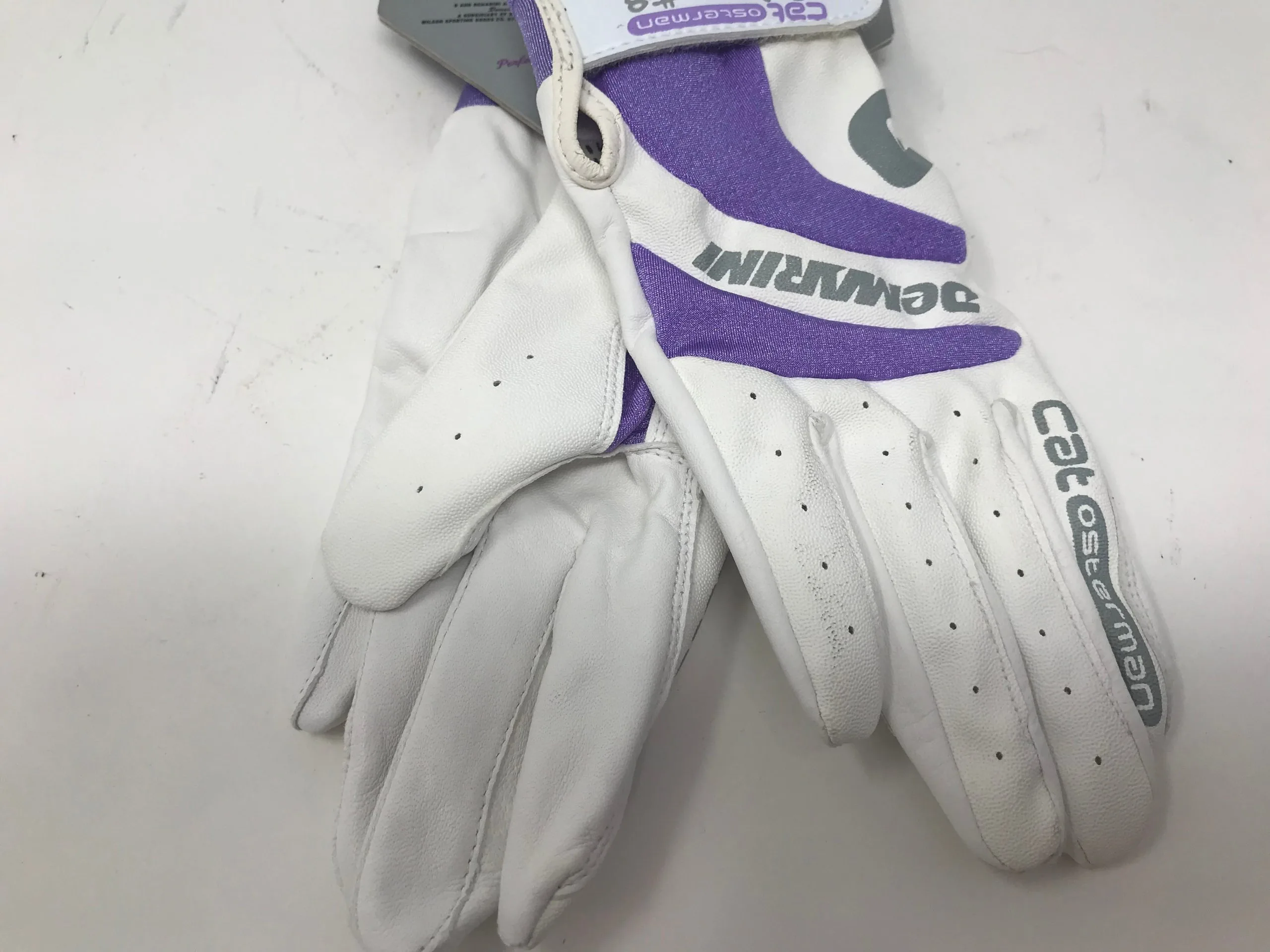 New DeMarini WTA6040 Girls Medium Batting Glove Purple/White 3 New DeMarini WTA6040 Girls Medium Batting Glove Purple/White