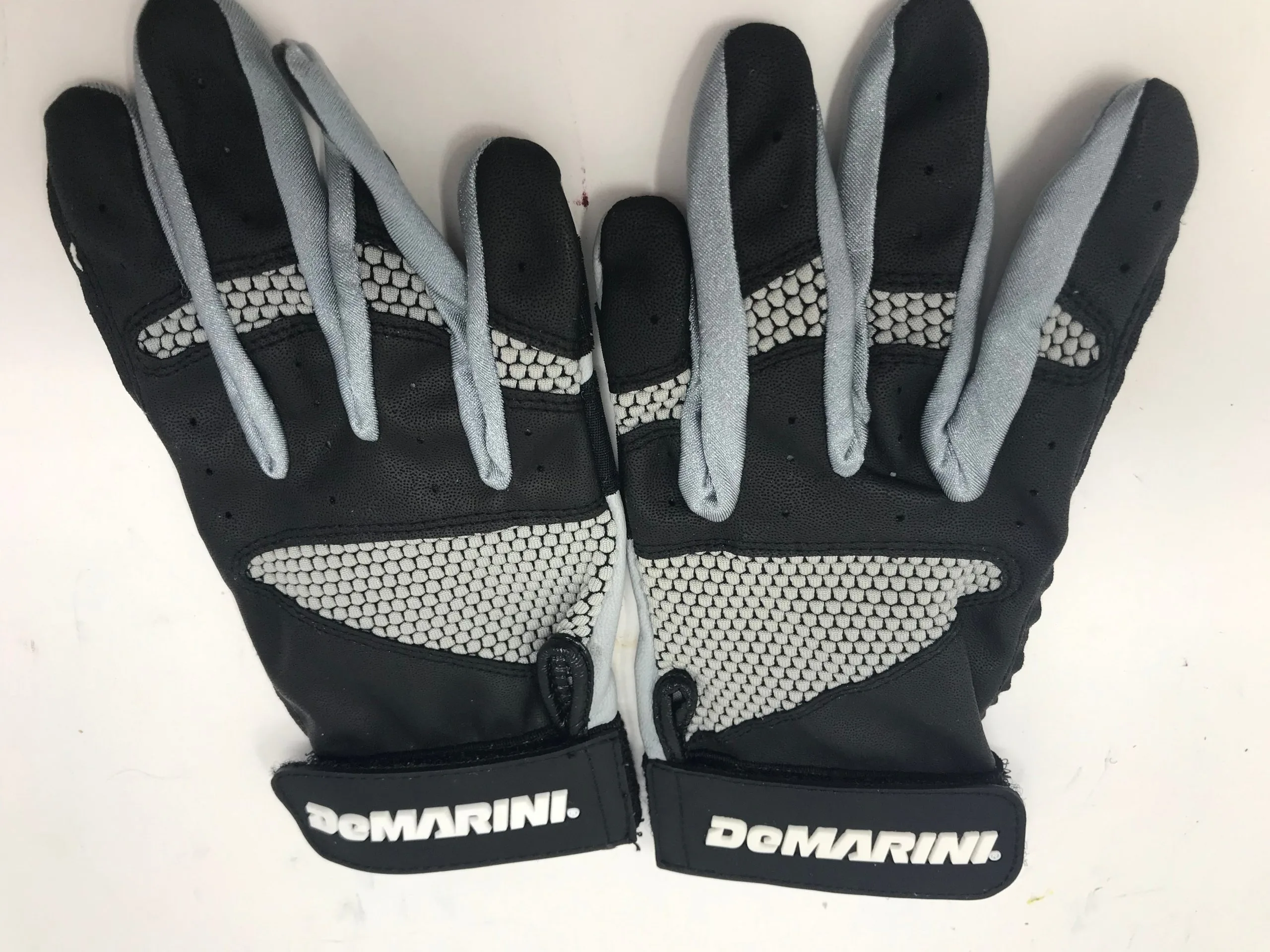 New DeMarini Geko Batting Gloves W/Bat Grip Adult Small Gray/Black 4 New DeMarini Geko Batting Gloves W/Bat Grip Adult Small Gray/Black - Image 2