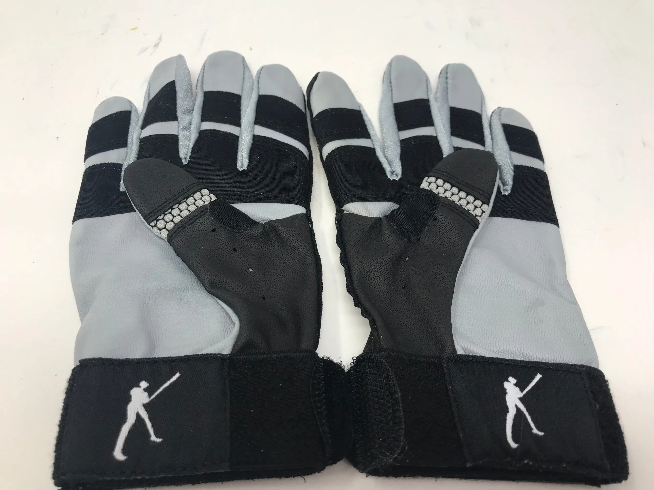 New DeMarini Geko Batting Gloves W/Bat Grip Adult Small Gray/Black 3 New DeMarini Geko Batting Gloves W/Bat Grip Adult Small Gray/Black